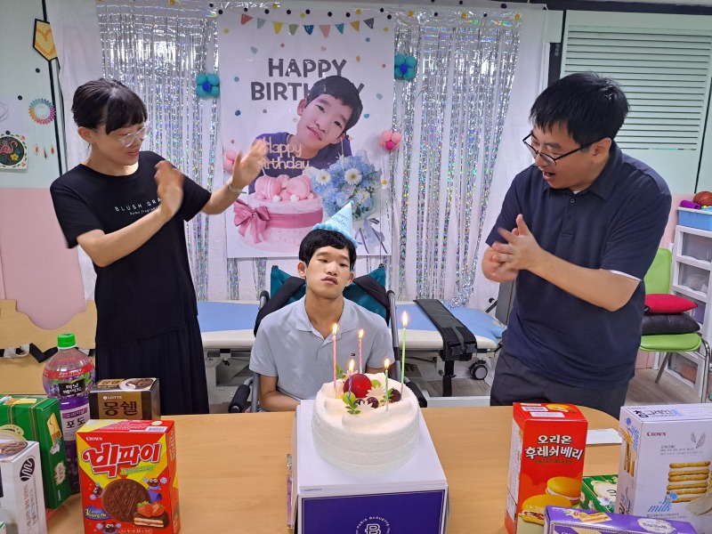 5. 최중증뇌성마비인 낮활동교실_생일파티.jpg