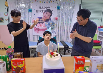 5. 최중증뇌성마비인 낮활동교실_생일파티.jpg