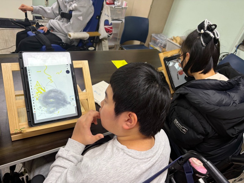 2. [가족] 뇌성마비인 이모티콘 제작사업 노말함 속의 특별한 소통.jpg