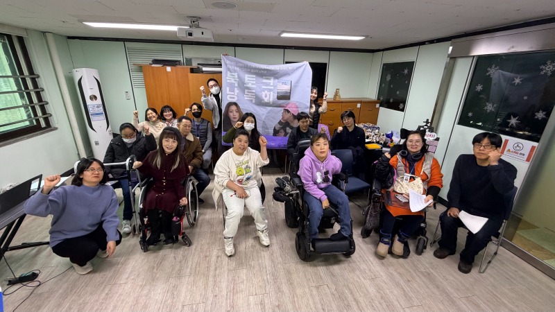 [붙임1] 포토북 북토크·작품 낭독회 단체 사진.jpg