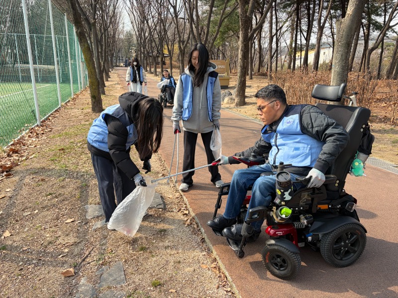 2. ESG 경영 실천 사업 '쓰담걷기'.jpg